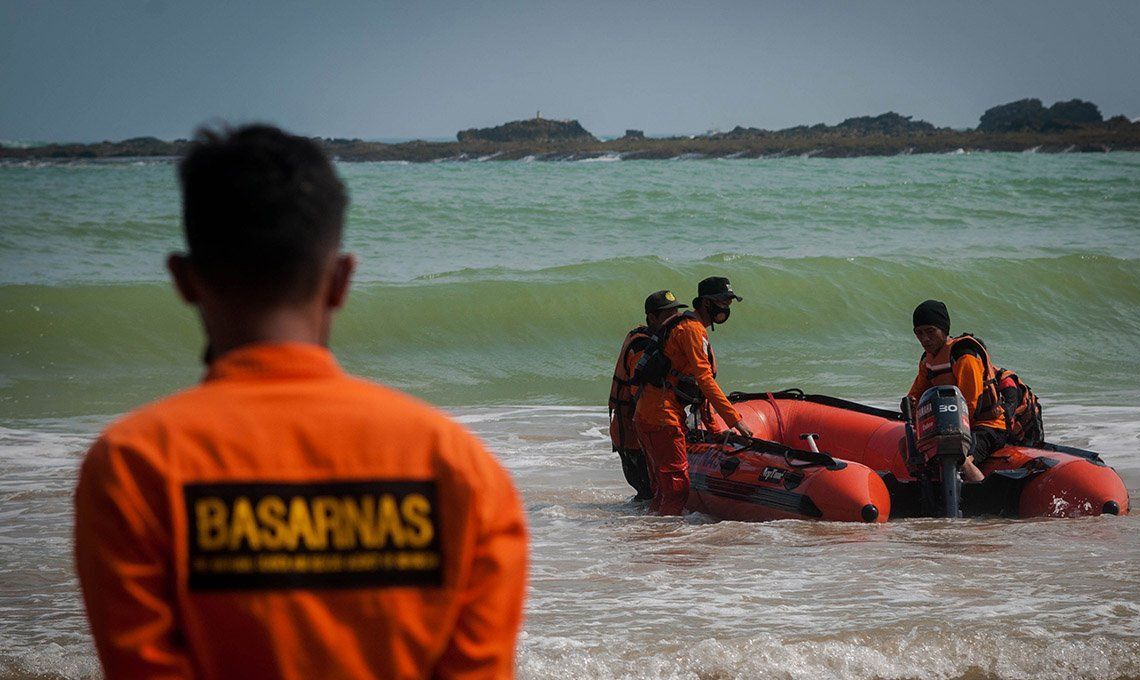 Wisatawan Dilarang Berenang Di Pantai Selatan Balawista Banten