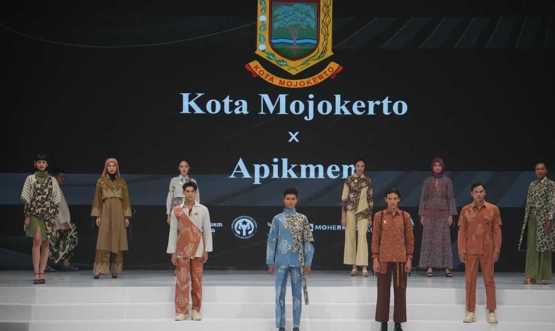 Batik Kota Mojokerto Di Indonesia Fashion Week 2024.