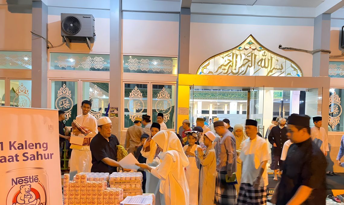 Bear Brand Mendistribusikan Produknya Ke 700 Masjid Di Indonesia.