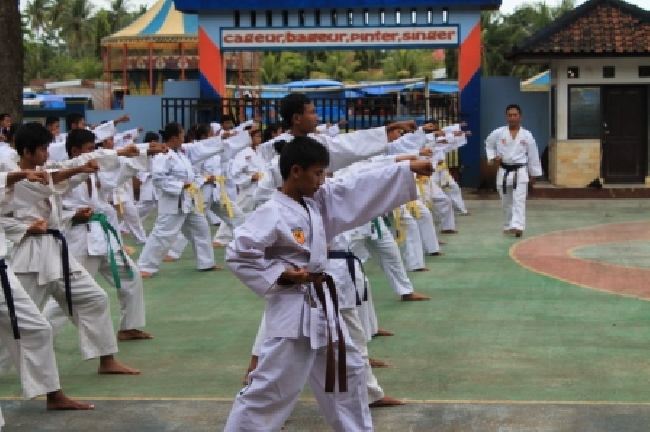 BANDUNG KARATE CLUB (BKC) Cab. PANGANDARAN adakan Kenaikan Tingkat Sebanyak 602 orang