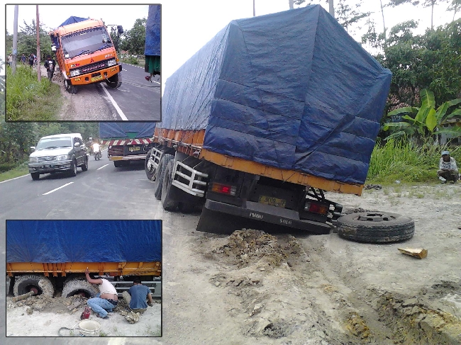 Mobil Pengangkut Barang Semen Terperosok di Padaherang