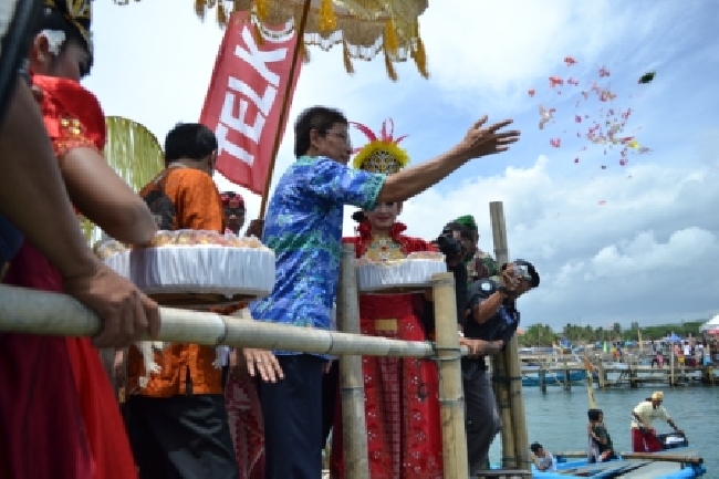 Prosesi Hajat Laut Salah Satu Bentuk Rasa Syukur Kepada Tuhan Yang Maha Esa