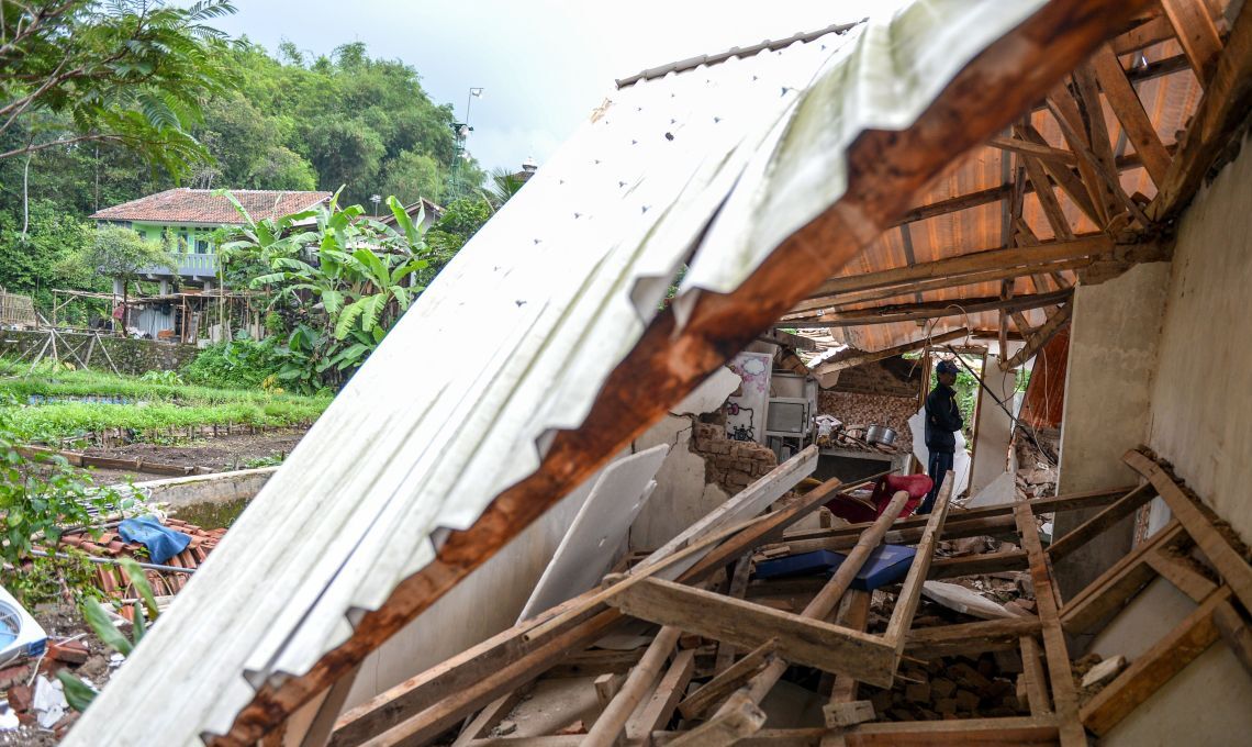 Mengkoordinasikan Bantuan Perbaikan Untuk Lebih Dari 1.000 Rumah Yang Rusak Di Teluk Sumedang.