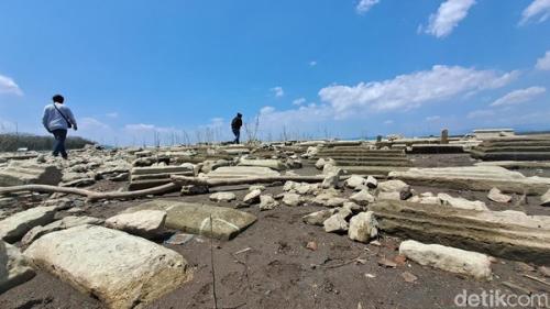  Danau Gajah Mungkur Mengering, Muncul Makam-Makam  Antik ke Permukaan 