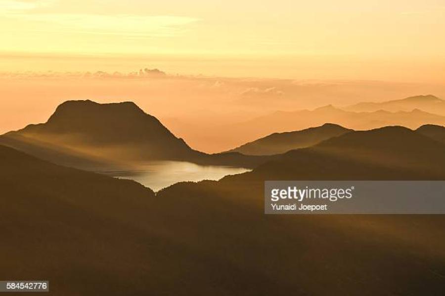 Keindahan Alam Indonesia: Gunung Kerinci, Perjalanan Menuju Puncak Tertinggi di Sumatera 