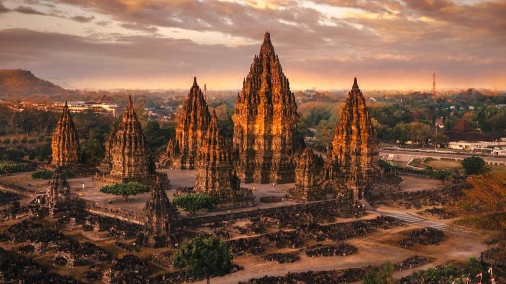  Melihat Keindahan KAWS:HOLIDAY Seni Kontemporer di   Pelukan Candi Prambanan 