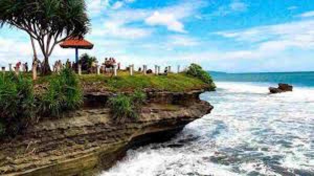 Pantai Batu Hiu Pangandaran yang Mempesona