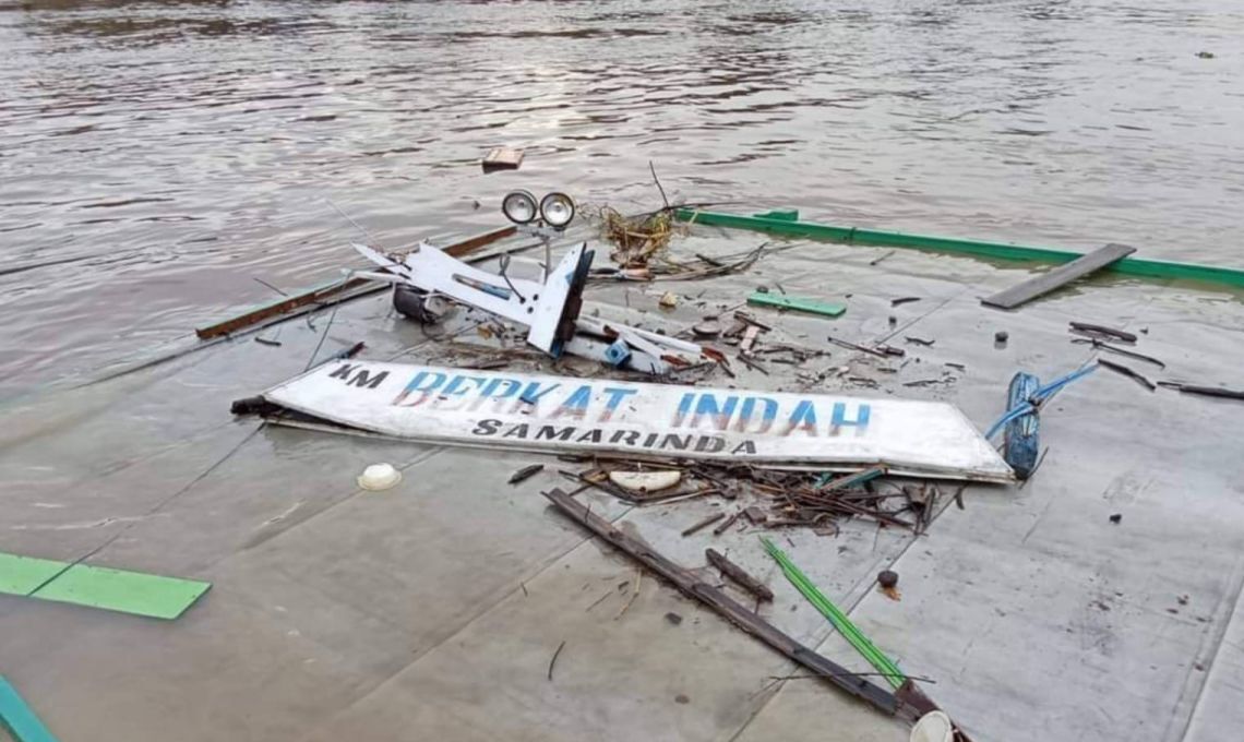 BPBD Kukar Melakukan Pencarian Korban Kecelakaan Perahu Di Sungai Mahakam.