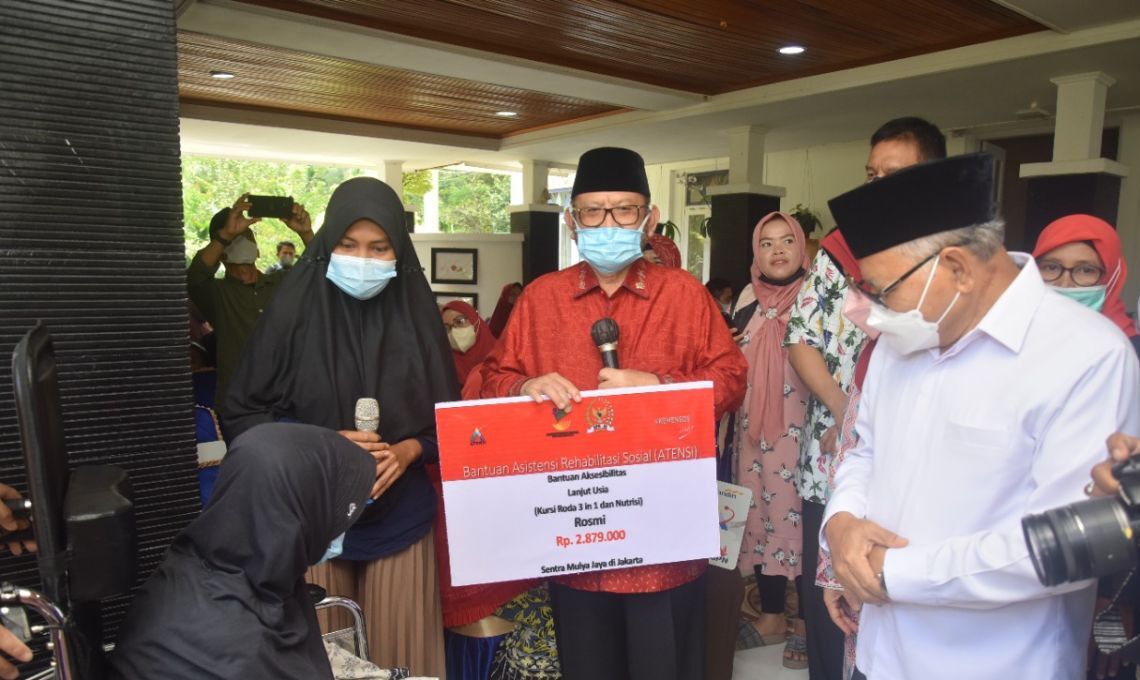 Kementerian Sosial Mendistribusikan Bantuan Perhatian Kepada 50 Orang Di Sawalund.