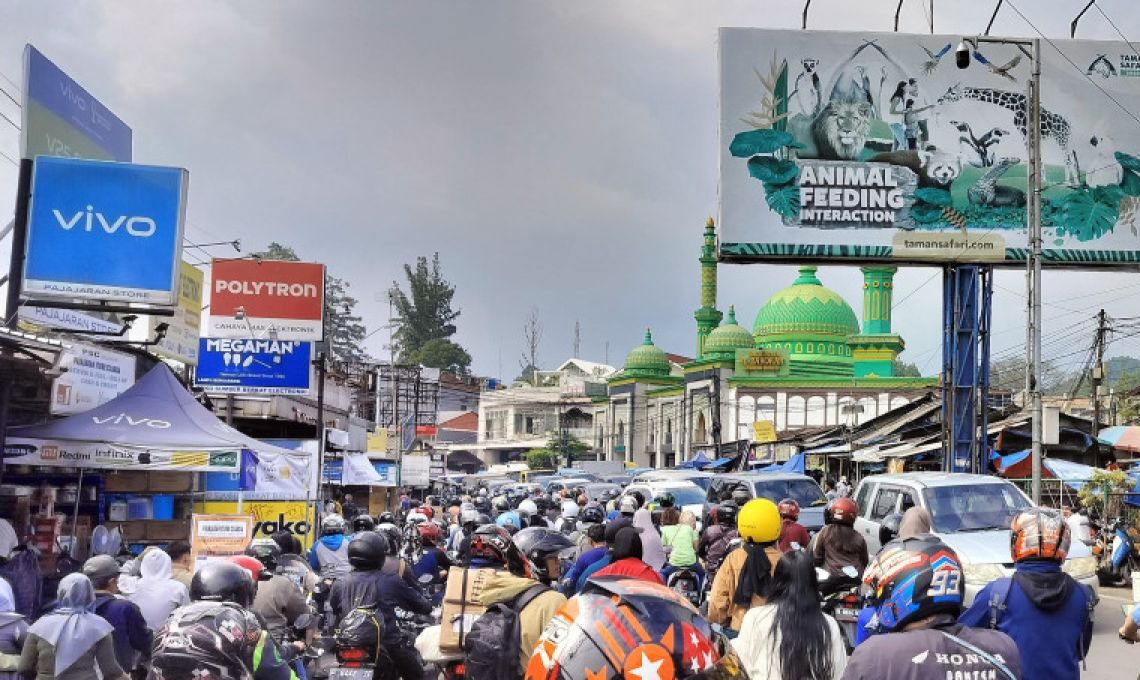 Menangani Kelebihan Jalur Puncak, Dari Kereta Gantung Hingga Jalan Raya