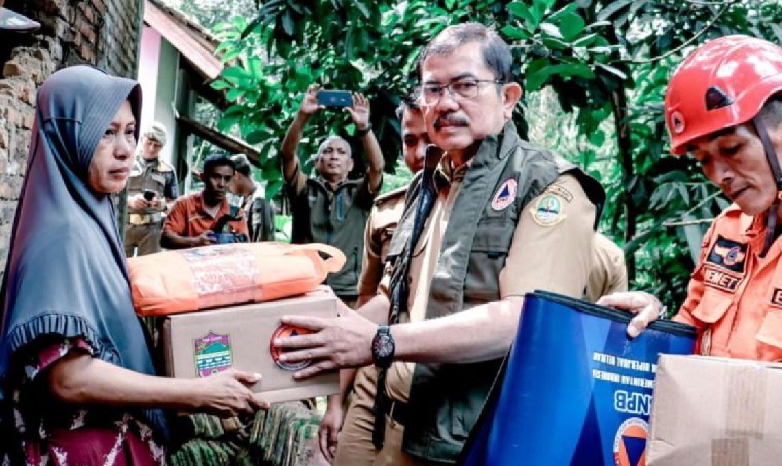 Pemerintah Chiamis Mendistribusikan Bantuan Kepada Para Korban Gempa.