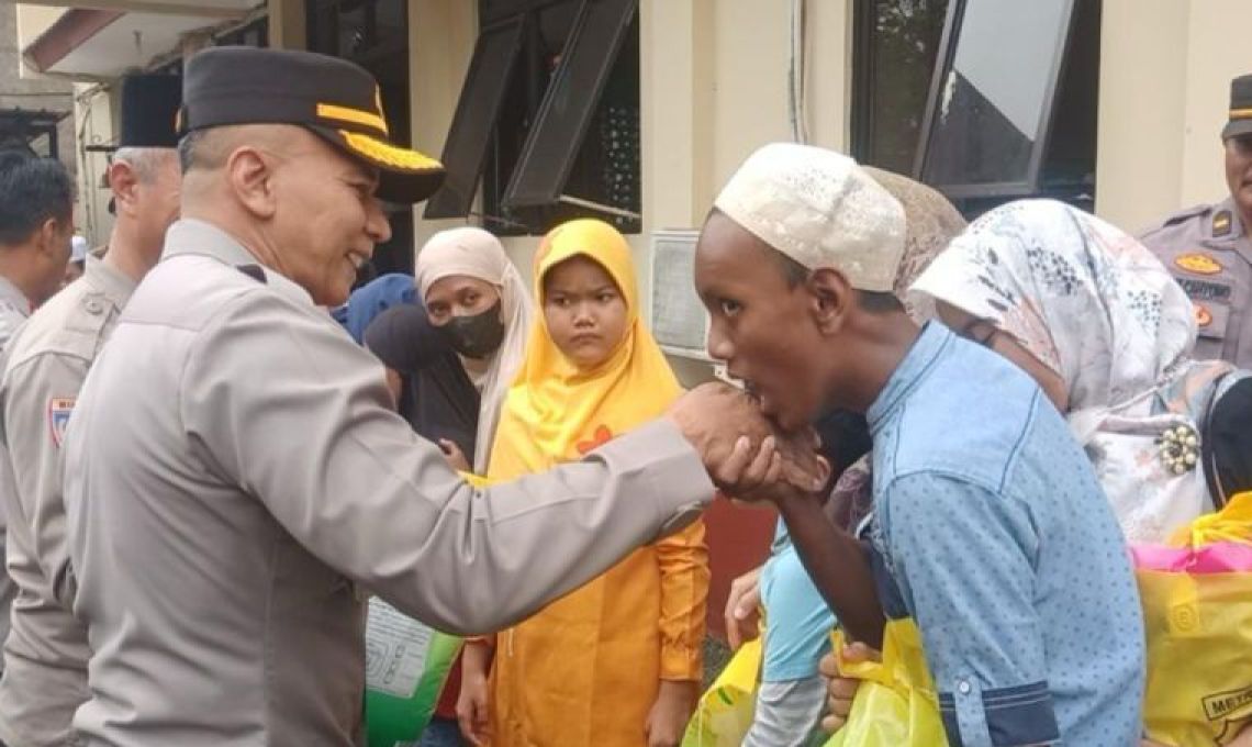 Polisi Memberikan Kesejahteraan Kepada Penyandang Disabilitas Dan Anak Yatim Piatu