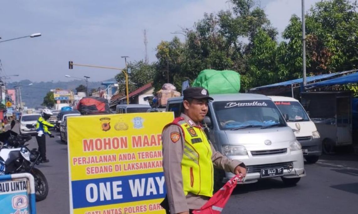 Polisi Jalur Mudik, Jalan Nasional Yang Melintasi Garut, Mulai Padat. 