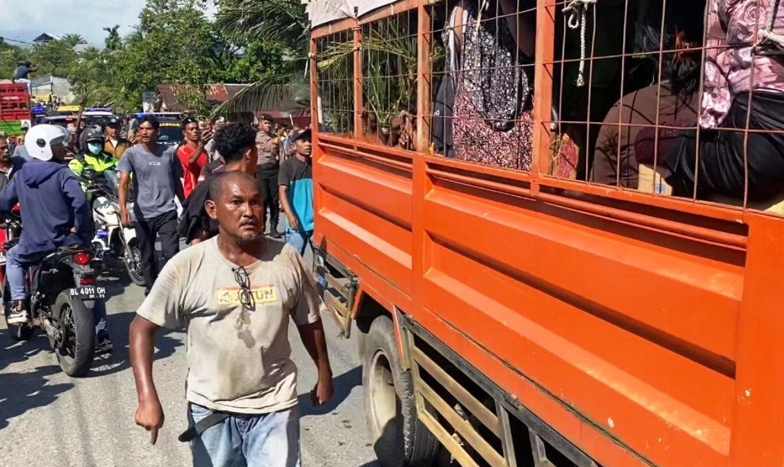 Ratusan Warga Aceh Barat Menolak Kedatangan 69 Warga Etnis Rohingya.