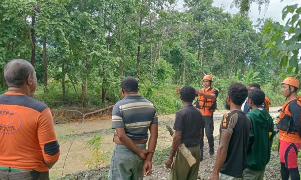 Tim SAR Mencari Petani Arrow NTT Yang Hanyut Terbawa Banjir Sungai