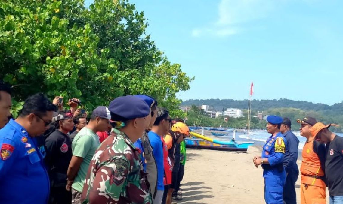 Tim SAR Mencari Pelajar Yang Terseret Ombak Di Pangandaran