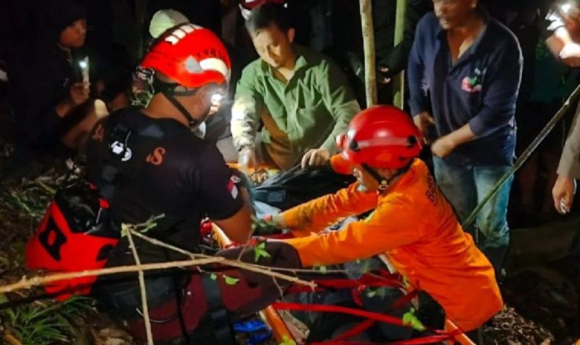 Tim SAR Menemukan Wisatawan Prancis Yang Hilang Di Bukit Sipisopiso.